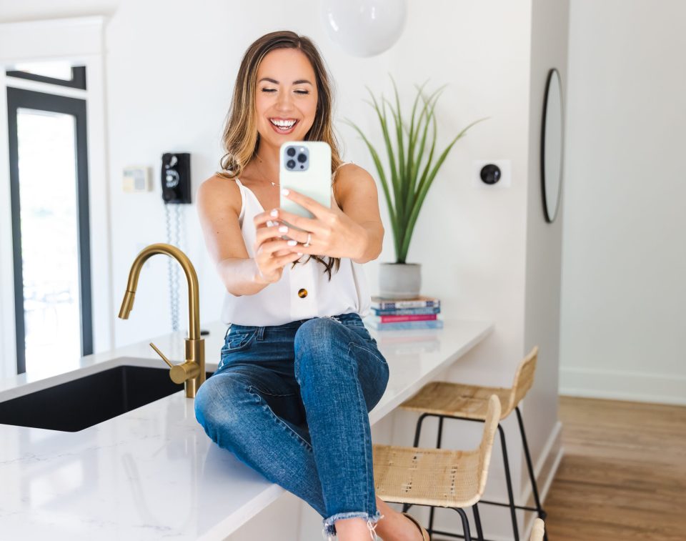 advanced-podcast-strategies (1) create a shared icloud folder on your phone to promote your podcast